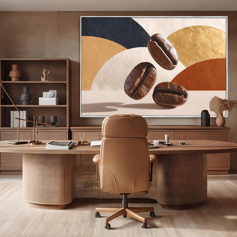 Tablou canvas cu tablou canvas cu boabe de cafea, in rama de aluminiu argintiu, pe perete intr-un birou